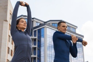 Pessoas se exercitando -  (crédito: Reprodução/Freepik)