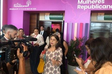 Após a fala de Motta, Teresa Valle se levantou indignada e questionando o deputado. Ela é mãe de João, um dos presos do 8 de janeiro de 2023, atualmente seu filho se encontra exilado fora do país -  (crédito: Danandra Rocha//CB/DA Press)
