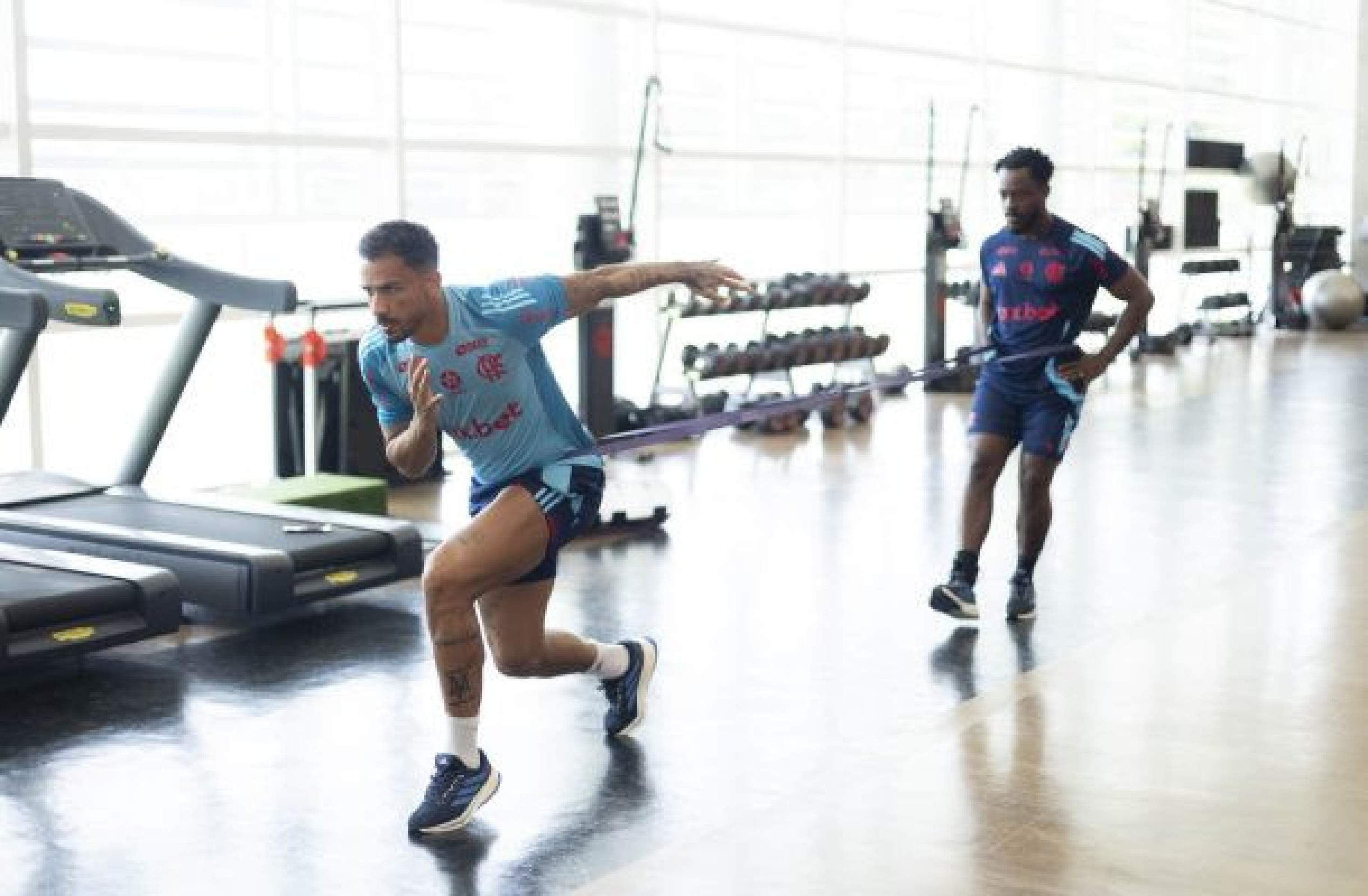 Danilo busca acelerar recuperação e treina em folga no Flamengo