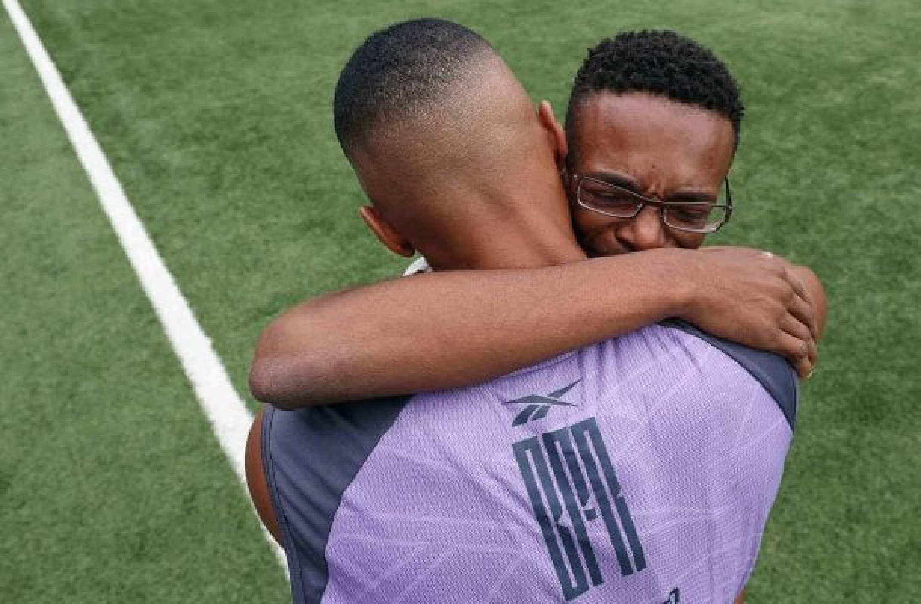 Veja o emocionante encontro entre Igor Melo, repórter baleado, e Marlon Freitas