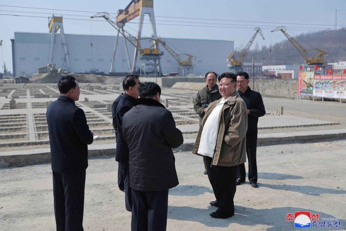 Esta foto tirada em 20 de março de 2025 e divulgada pela Agência Central de Notícias da Coreia do Norte (KCNA) via KNS em 21 de março de 2025 mostra o líder norte-coreano Kim Jong Un (D) inspecionando o Estaleiro Nampo em Nampo - (crédito: STR/KCNA VIA KNS/AFP) Esta foto tirada em 20 de março de 2025 e divulgada pela Agência Central de Notícias da Coreia do Norte (KCNA) via KNS em 21 de março de 2025 mostra o líder norte-coreano Kim Jong Un (D) inspecionando o Estaleiro Nampo em Nampo - (crédito: STR/KCNA VIA KNS/AFP)