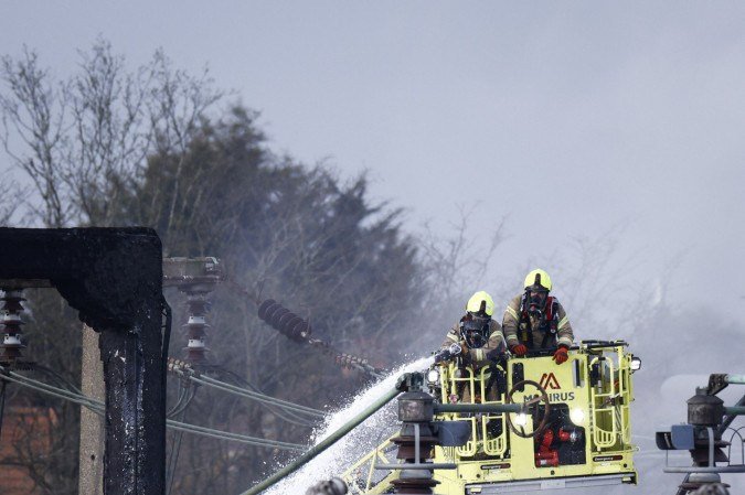  Firefighters douses flames of a fire that broke out at a substation supplying power to Heathrow Airport in Hayes, west London on March 21, 2025. Britain's Heathrow airport, Europe's busiest, was shut down early on March 21 for 24 hours after a major fire at an electricity substation cut power to the sprawling facility west of London, officials said. (Photo by BENJAMIN CREMEL / AFP)
      