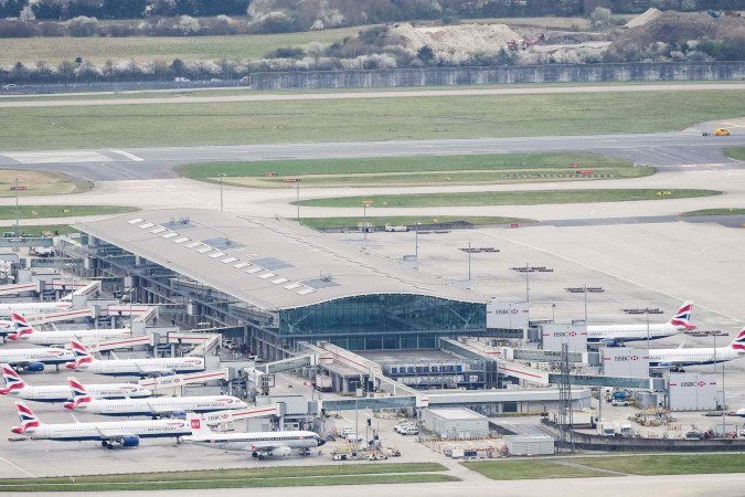 Aviões parados diante de um dos terminais de Heathrow: incidente causou transtornos a milhares de passageiros  