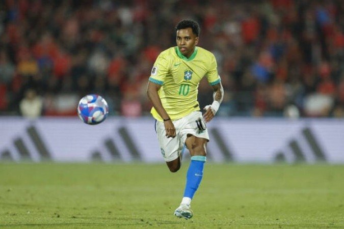 RODRYGO - Deslocado em uma nova função, não conseguiu aparecer tanto no jogo. Teve uma importante função na primeira etapa, ao buscar a bola mais atrás. No segundo tempo desapareceu e saiu de campo.  Nota: 6 - Foto: Rafael Ribeiro/CBF