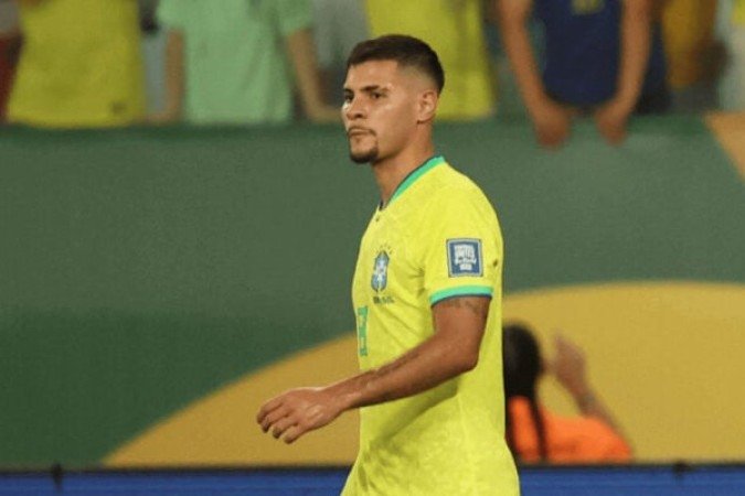 BRUNO GUIMARÃES - Segue com o problema na seleção de criação. Não conseguiu fazer a bola chegar no ataque e caiu muito com a saída do Gerson. Nota: 5,5 - Foto: Vitor Silva/CBF