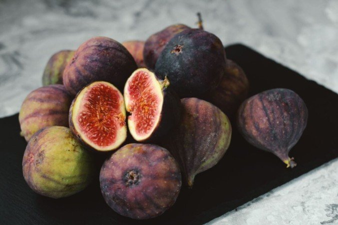 O figo é uma fruta cheia de propriedades importantes para a saúde e pode ser consumido de diversas formas (Imagem: Oksana Shevchenko | Shutterstock) - (crédito: EdiCase) O figo é uma fruta cheia de propriedades importantes para a saúde e pode ser consumido de diversas formas (Imagem: Oksana Shevchenko | Shutterstock) - (crédito: EdiCase)