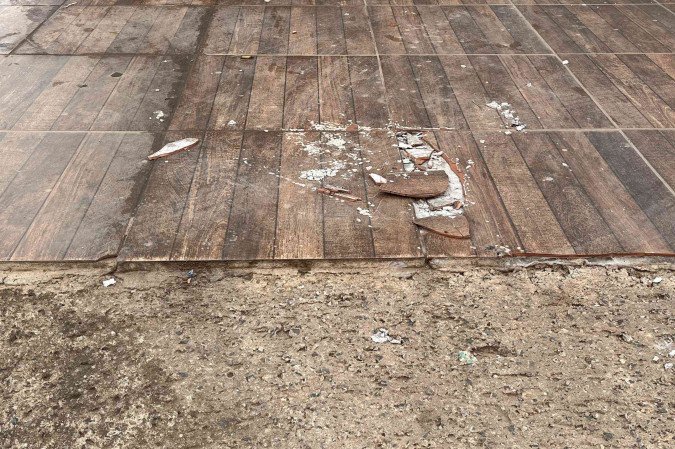 Marcas de deterioração na calçada causada pelo fio de alta tensão