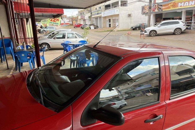 Antena do Fiat Siena na qual o cabo de alta tensão ficou preso. 