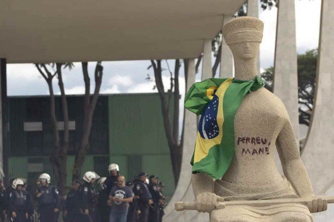 Estátua da Justiça pichada