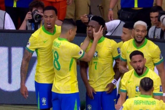 Vini Jr comemora ao lado dos companheiros o gol da vitóiria do Brasil -  (crédito: Foto: Reprodução)