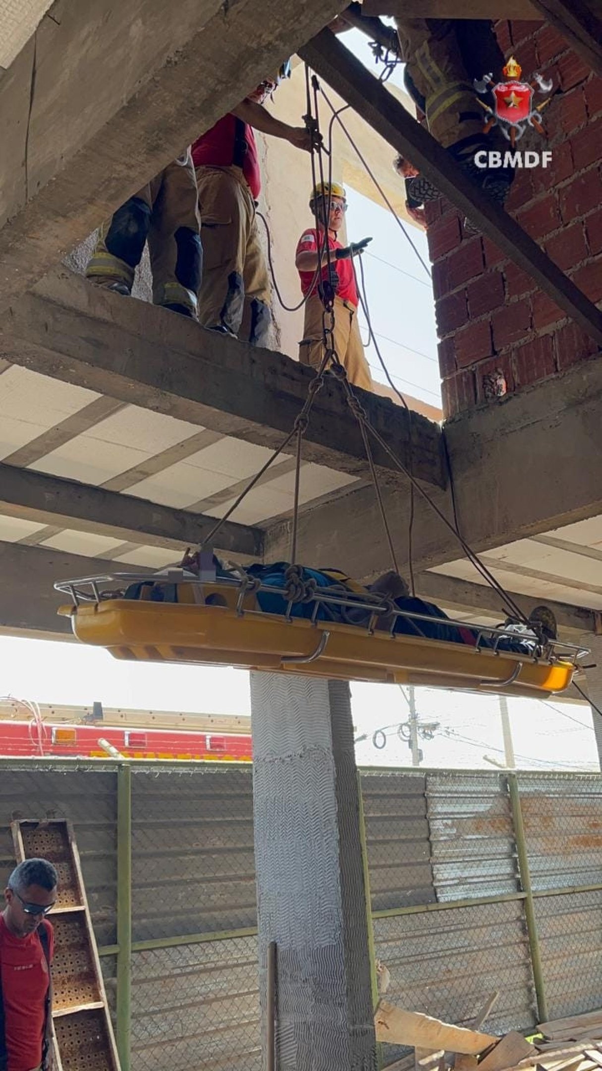 Pedreiro sofre queda de 3 metros de altura enquanto trabalhava em obra, no Gama 