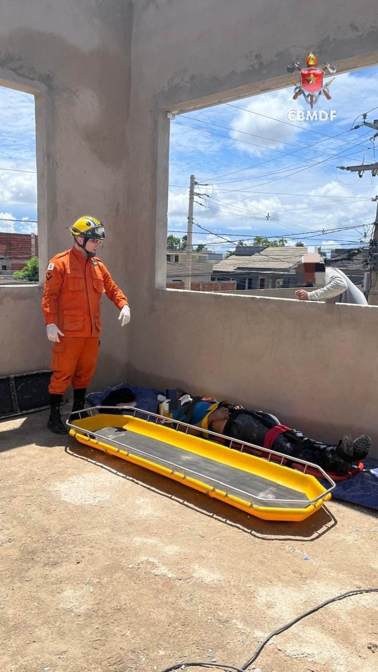 Pedreiro sofre queda de 3 metros de altura enquanto trabalhava em obra, no Gama 
