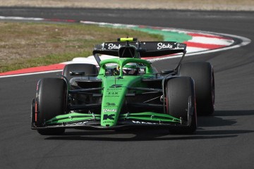 O piloto brasileiro Gabriel Bortoleto, da Kick Sauber, dirige durante a sessão de qualificação do Grande Prêmio da China de Fórmula 1 no Circuito Internacional de Xangai, em Xangai, em 22 de março de 2025       -  (crédito: JADE GAO/AFP)