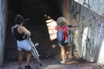 Problemas nas passagens de pedestres do Eixo
