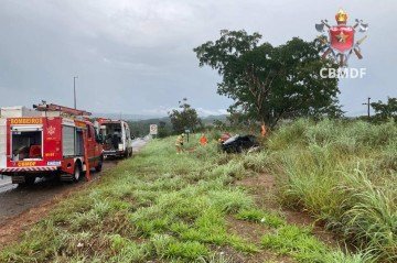 Motorista fica preso às ferragens de carro após colidir com árvore em Samambaia
 -  (crédito: CBMDF/Divulgação)
