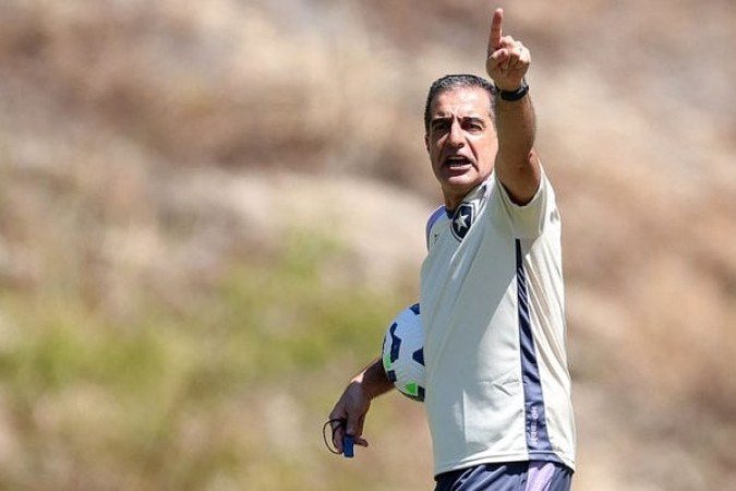 TÉCNICO: RENATO PAIVA - Escalou o melhor que tinha à disposição e pode ter, enfim, encontrado um lugar para De Paula. Se der certo, merecerá muitos elogios. O time teve ímpeto quando o amistoso exigiu. De nogativo, o abuso nas ligações diretas. O Glorioso tem material humano para sair contruindo melhor - NOTA: 7,0 - Foto: Vitor Silva/Botafogo  