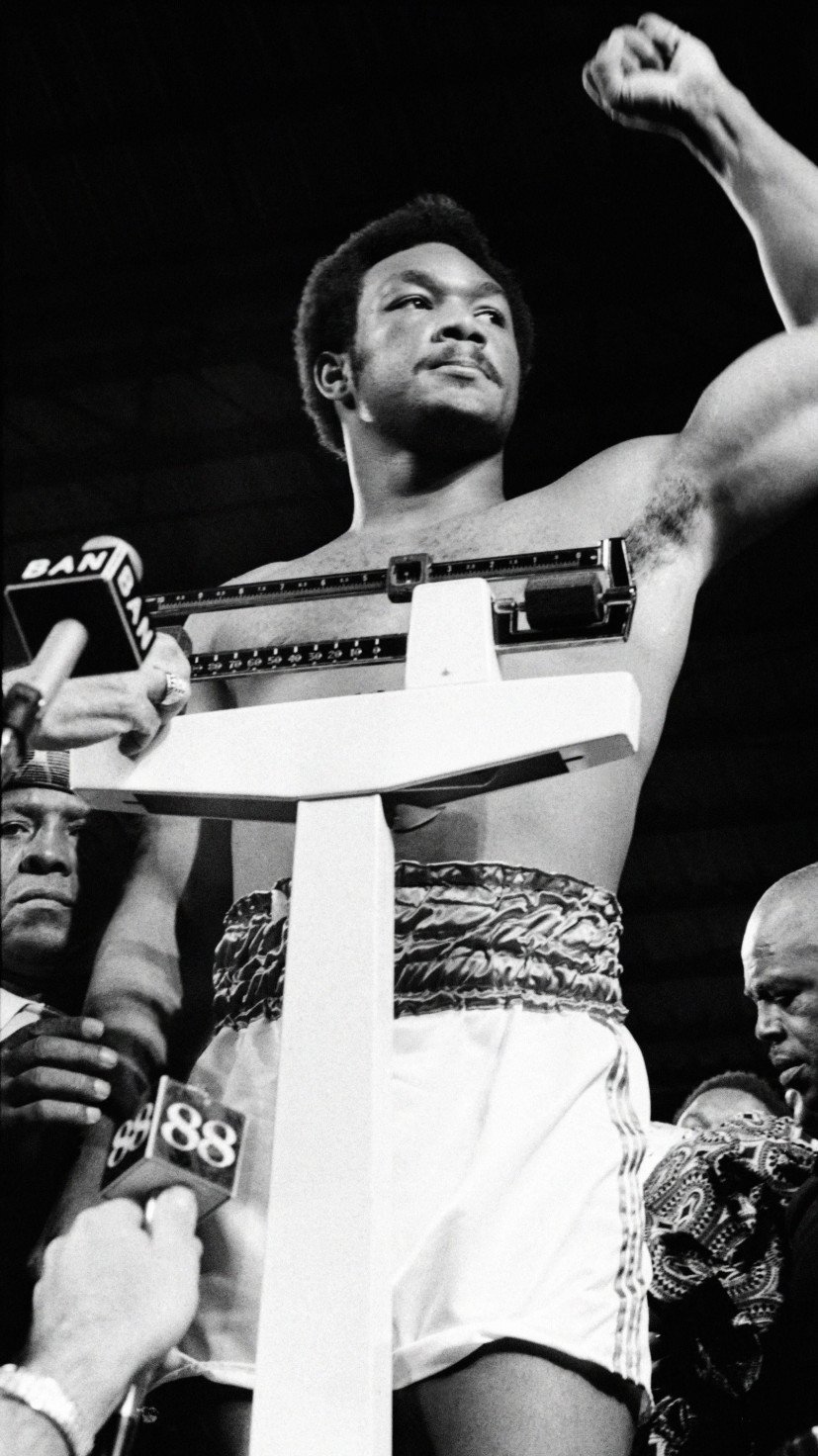 Nesta foto tirada em 29 de outubro de 1974 em Kinshasa, o campeão americano de boxe peso-pesado George Foreman gesticula durante a pesagem na véspera da luta do campeonato mundial de boxe peso-pesado Muhammad Ali       -  (crédito: STR/AFP)