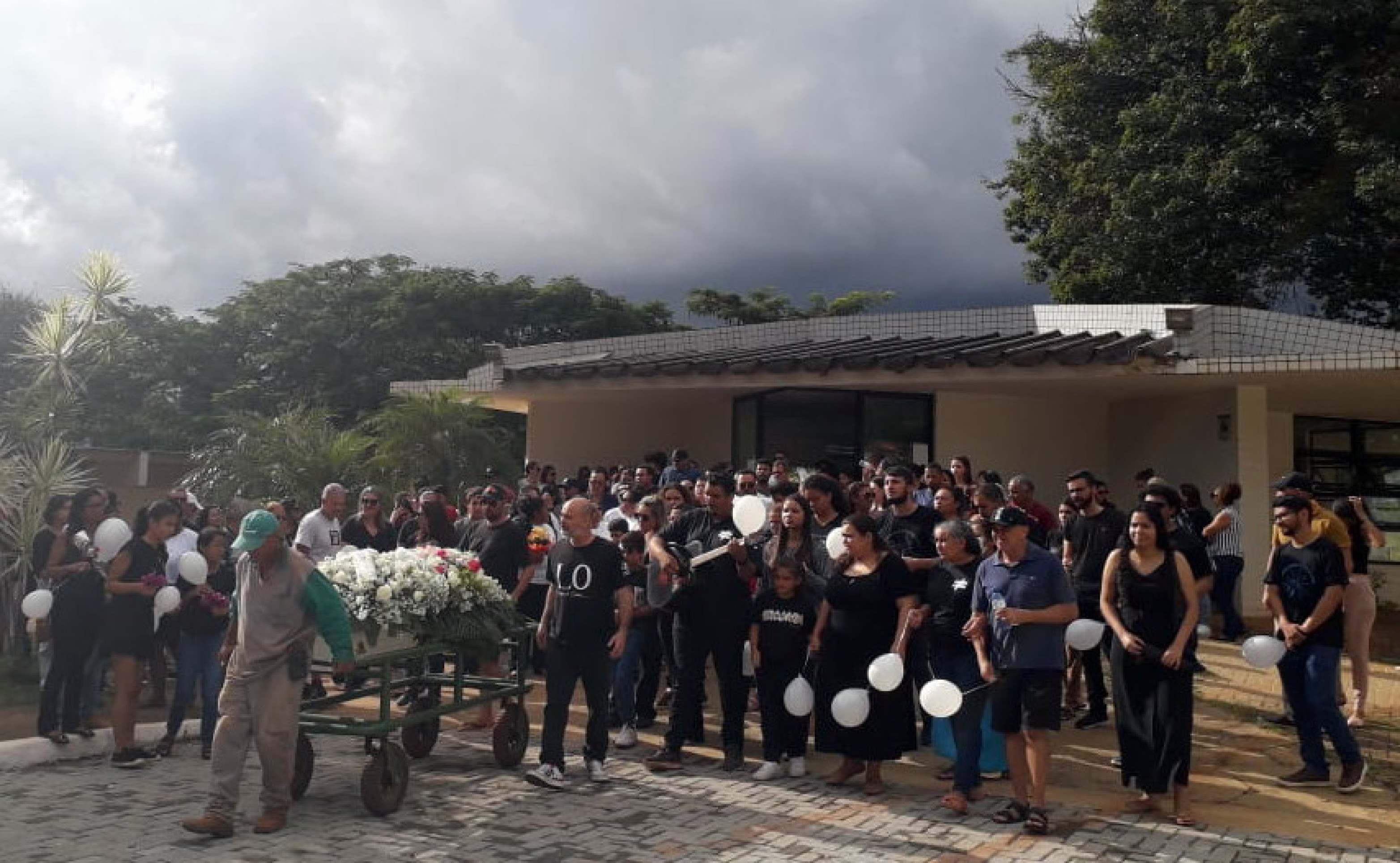Familiares e amigos se despedem de Adrian, menino que morreu eletrocutado