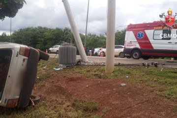 Homem morre após capotar carro na região de Água Quente -  (crédito: CBMDF)