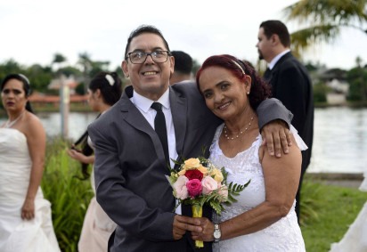  23/03/2025 Crédito: Marcelo Ferreira/CB/D.A Press. Brasil. Brasília - DF - Casamento Comunitário no Pontão do Lago Sul. Clarice Pereira Bezerra com o noivo Gilson Rocha.