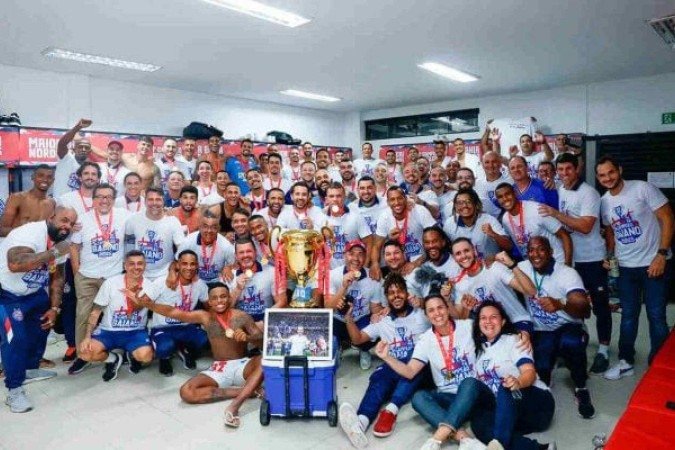 Bahia posa no vestiário com o título do Baianão - (crédito: Foto: Divulgação / Bahia) Bahia posa no vestiário com o título do Baianão - (crédito: Foto: Divulgação / Bahia)