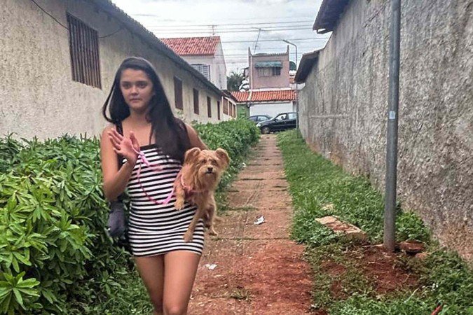 Passagem pública na quadra 6 do Cruzeiro, no Distrito federal, onde homem sofreu descarga elétrica — Moradora- babá Cléo Gomes, 31 com o cachorro
