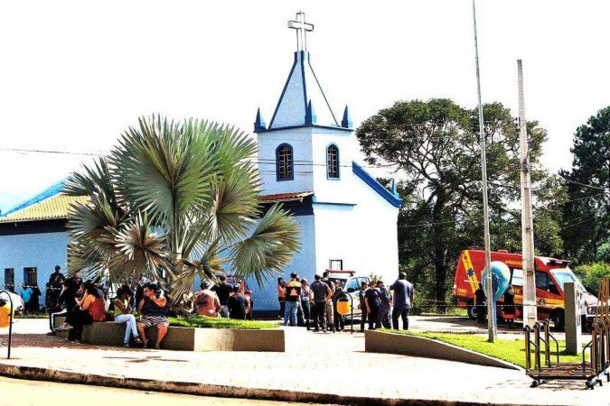Sirenes soaram durante a madrugada para retirar moradores da zona rural de Itatiaiuçu de suas casas.