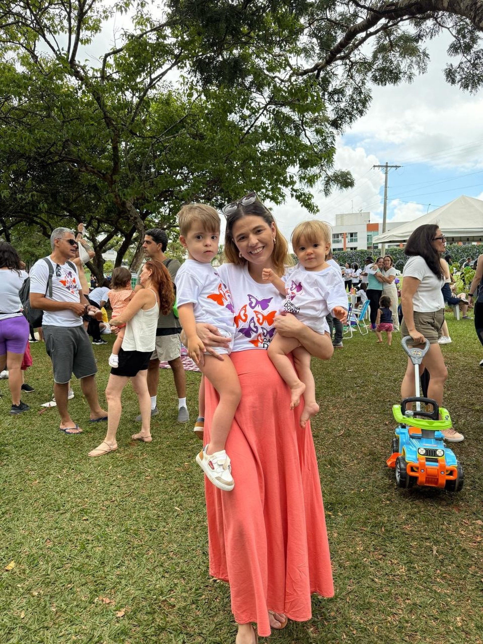 Psicóloga e ativista Adriana Souza, com o filho Joaquim
