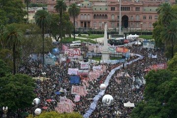 Concentração diante da Casa Rosada, sede do Executivo, na Plaza de Mayo: cobrança de justiça 