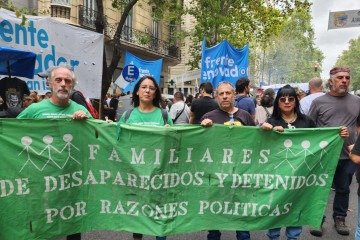 Ernesto Lejderman (o segundo da direita para a esquerda) segura faixa durante o protesto em Buenos Aires 