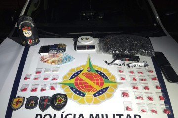 Além da ecstasy, foram encontradas porções de MDMA e maconha, uma balança de precisão, um dispositivo de eletrochoque, uma máquina de cartão e dinheiro. -  (crédito: PMDF)