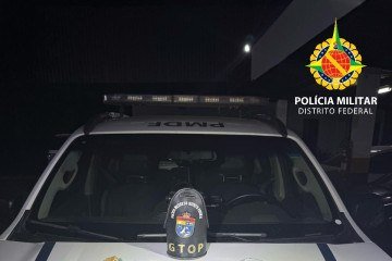O homem recebeu voz de prisão em flagrante pelo crime de tráfico de drogas e sua mãe também foi conduzida à delegacia -  (crédito: PMDF)