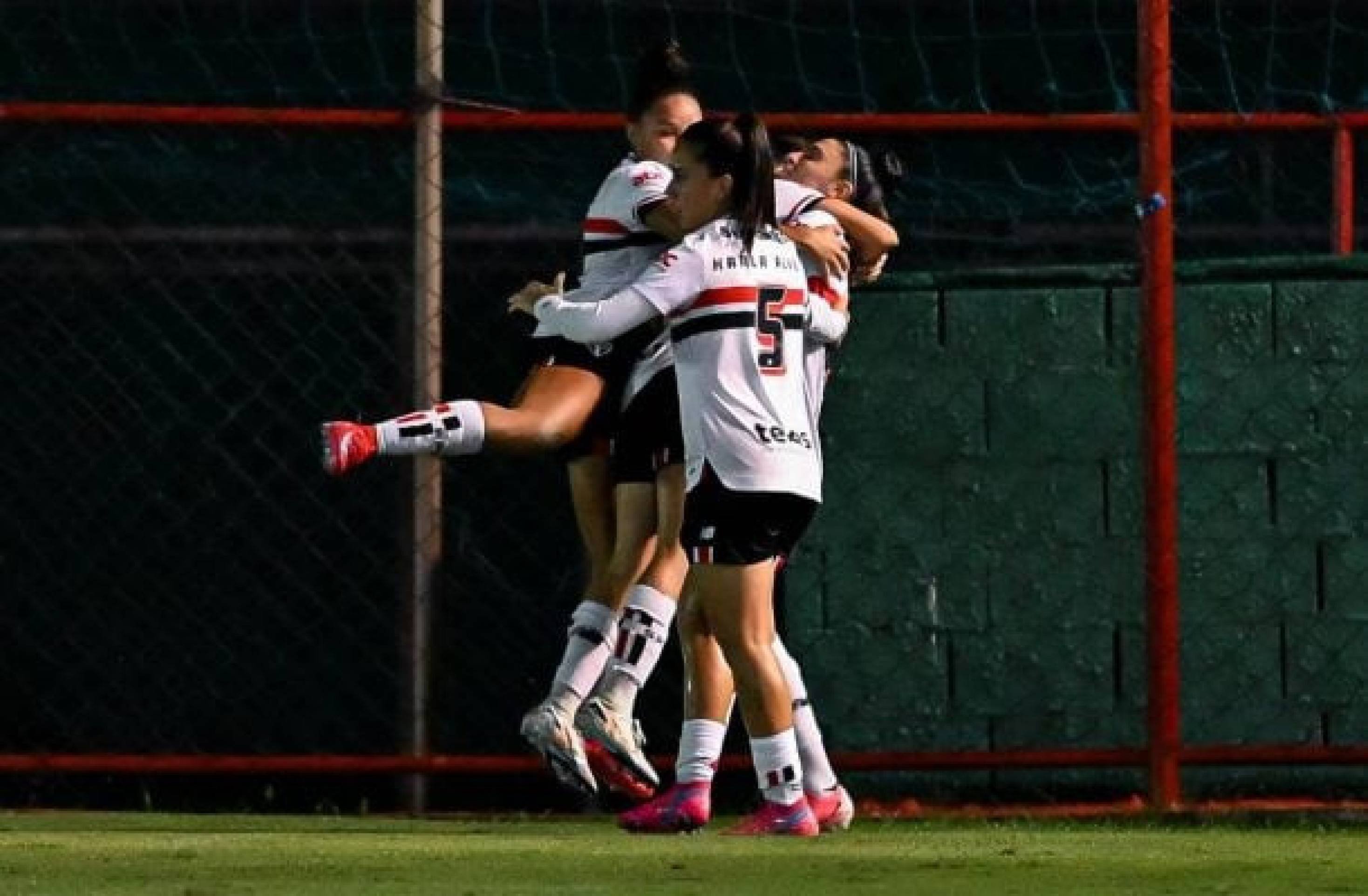 São Paulo estreia com vitória sobre o Fla no Brasileiro feminino