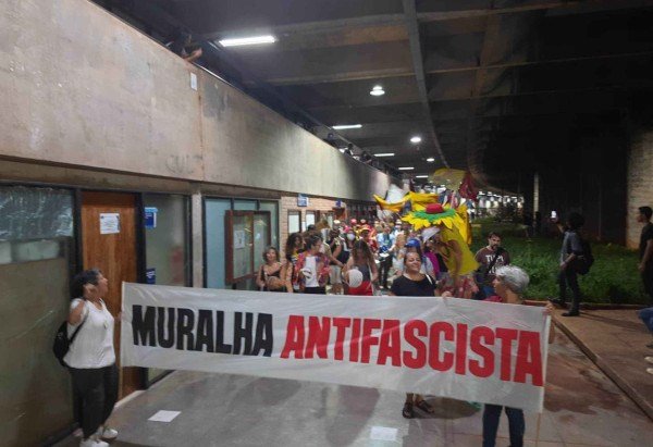 Com cartazes e palavras de ordem, os manifestantes denunciaram o que chamam de 'ataques da extrema-direita' -  (crédito: Carol Moura/CB/D.A. Press)