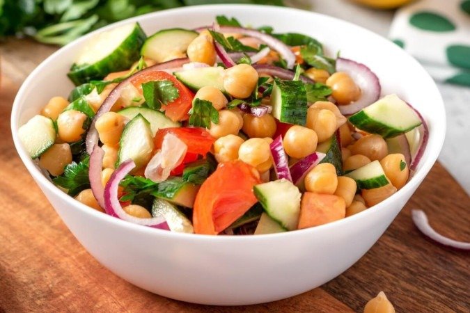 Salada de grão-de-bico com pepino e tomate (Imagem: Svetlana Monyakova | Shutterstock) - (crédito: EdiCase) Salada de grão-de-bico com pepino e tomate (Imagem: Svetlana Monyakova | Shutterstock) - (crédito: EdiCase)