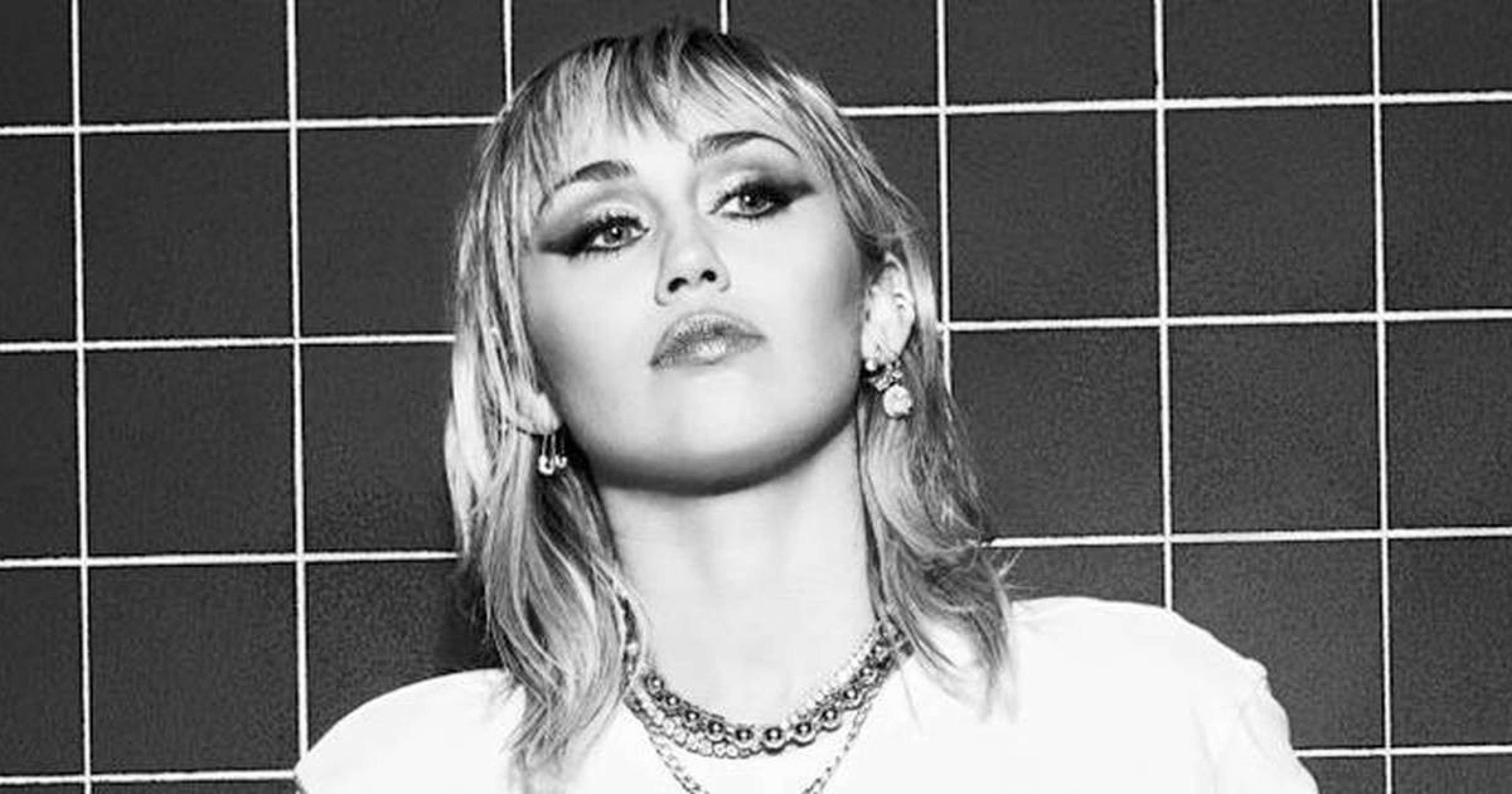 Miley Cyrus anuncia novo álbum “Something Beautiful” para maio