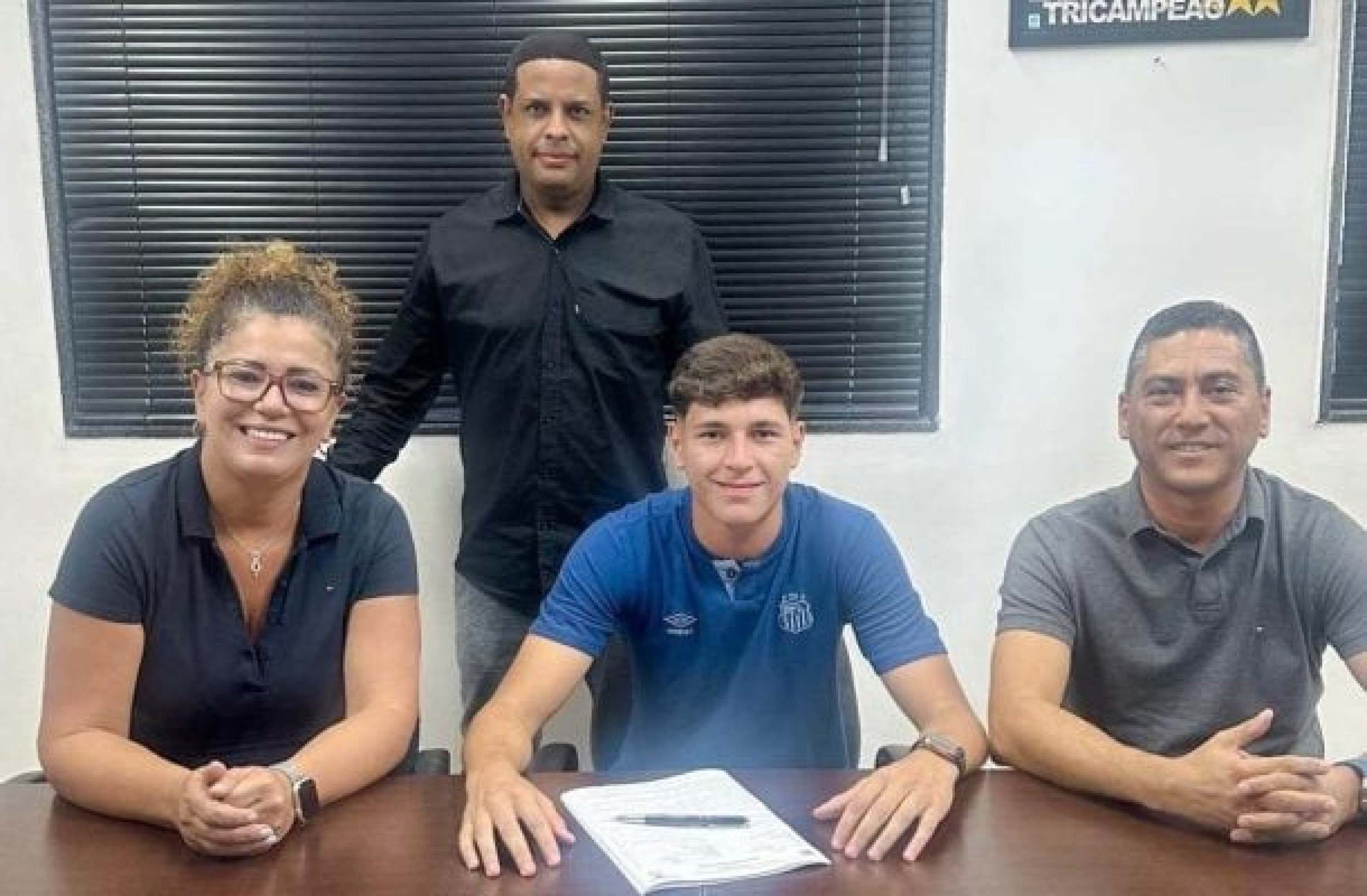 Santos profissionaliza contrato de Benicio, um dos destaques da equipe sub-17