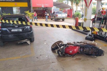 O motociclista ficou ferido após atingir a parte traseira do carro -  (crédito: Divulgação CBMDF)