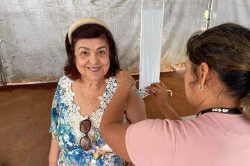 Márcia Laiz foi uma das primeiras a receber a dose na UBS da Asa Norte -  (crédito: Fotos: Davi Cruz)
