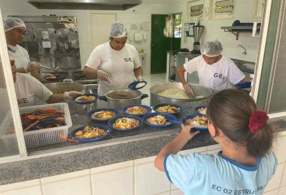 Na EC 02 da Estrutural, a equipe da unidade observa que muitas crianças chegam a ficar ansiosas pela alimentação -  (crédito: Henrique Sucena)