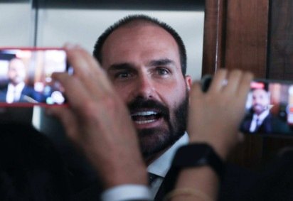 O deputado Eduardo Bolsonaro durante entrevista à imprensa
     -  (crédito:  Fotográfo/Agência Brasil)