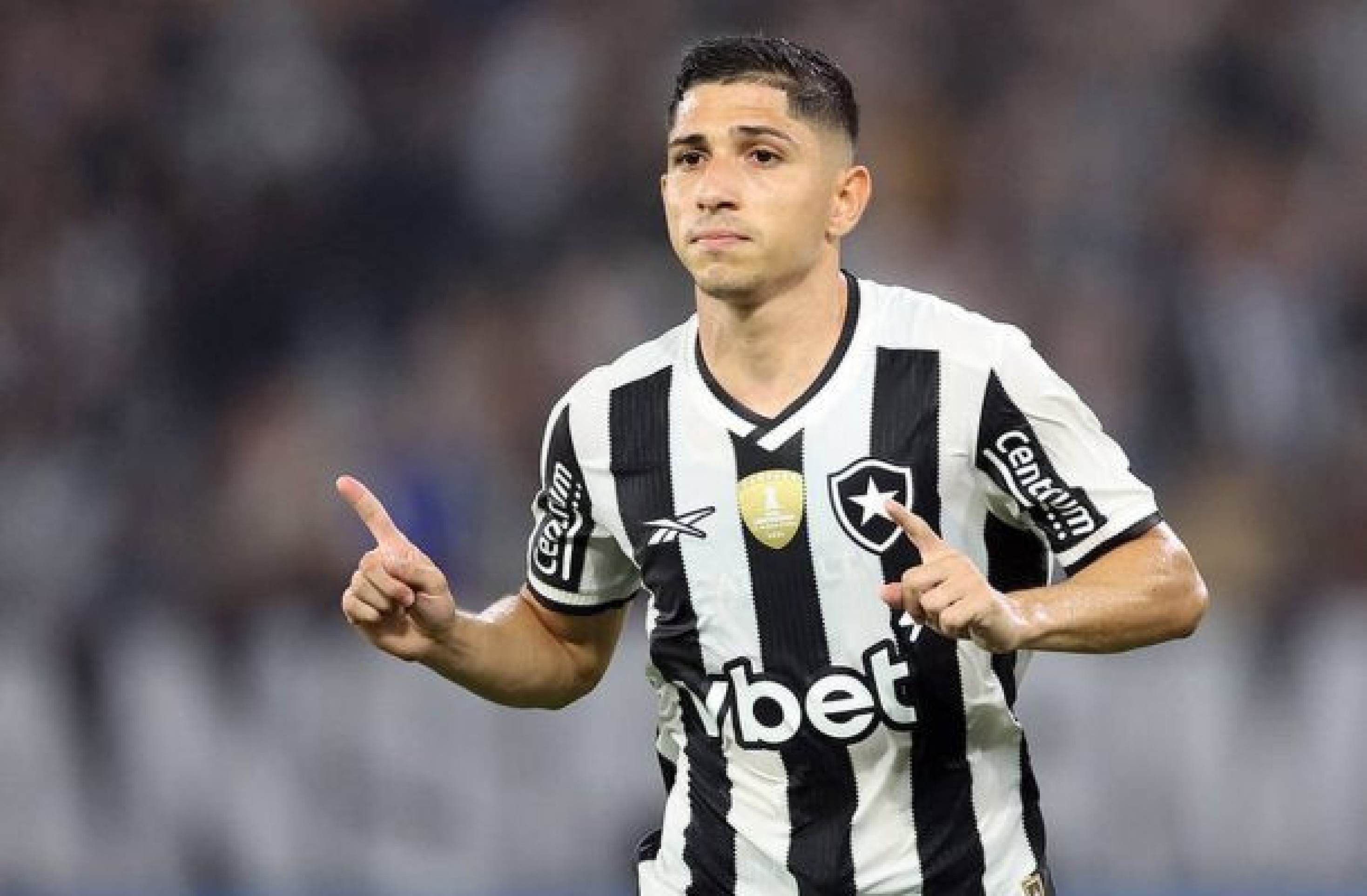 Botafogo avança em renovação de contrato com Savarino