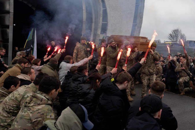 Sinalizadores iluminam o funeral do militar ucraniano Oleksandr Oliinyk, em Kiev: enterros de soldados se tornaram rotina - (crédito: Tetiana Dzhafarova/AFP) Sinalizadores iluminam o funeral do militar ucraniano Oleksandr Oliinyk, em Kiev: enterros de soldados se tornaram rotina - (crédito: Tetiana Dzhafarova/AFP)