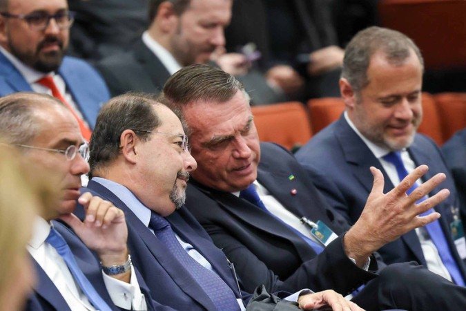 Supremo começa a decidir se Bolsonaro e sete aliados viram réus