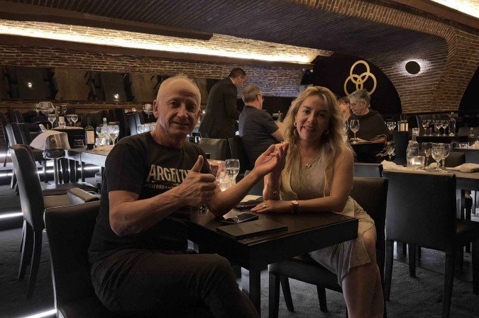 Victor e Melissa, do Chile e do Peru, respectivamente, emocionaram-se ao assistir ao show de tango 