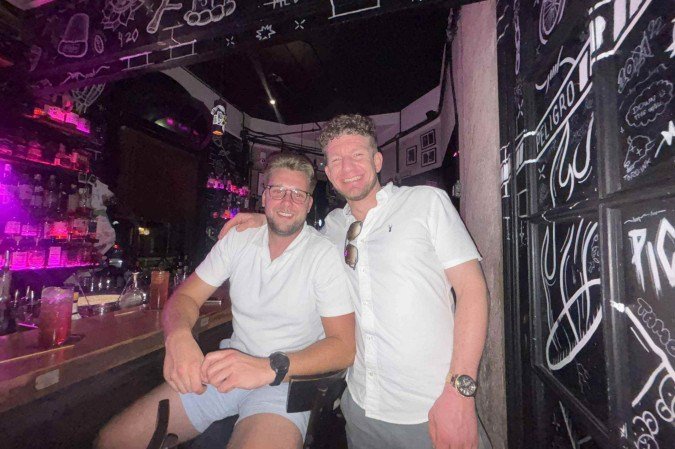Amigos holandeses Lexion e Recom curtem a noite portenha