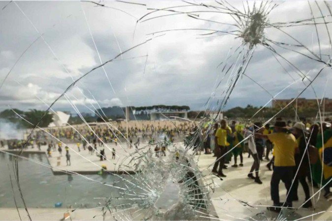 Projeto busca solução intermediária para beneficiar réus do 8 de Janeiro sem anistia -  (crédito: Platobr Politica)