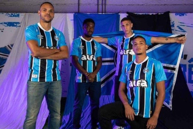 Nova linha de uniformes do Grêmio valoriza relação com a torcida pelo mundo - (crédito: Foto: Lucas Uebel / Grêmio FBPA) Nova linha de uniformes do Grêmio valoriza relação com a torcida pelo mundo - (crédito: Foto: Lucas Uebel / Grêmio FBPA)