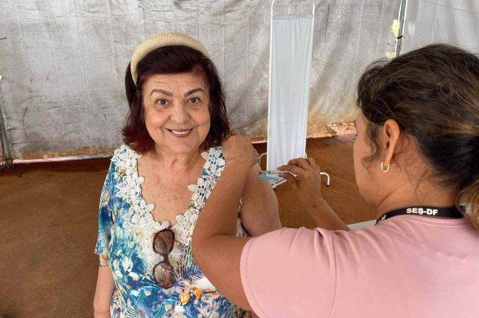 Márcia Laiz foi uma das primeiras a receber a dose na UBS da Asa Norte - (crédito: Fotos: Davi Cruz) Márcia Laiz foi uma das primeiras a receber a dose na UBS da Asa Norte - (crédito: Fotos: Davi Cruz)