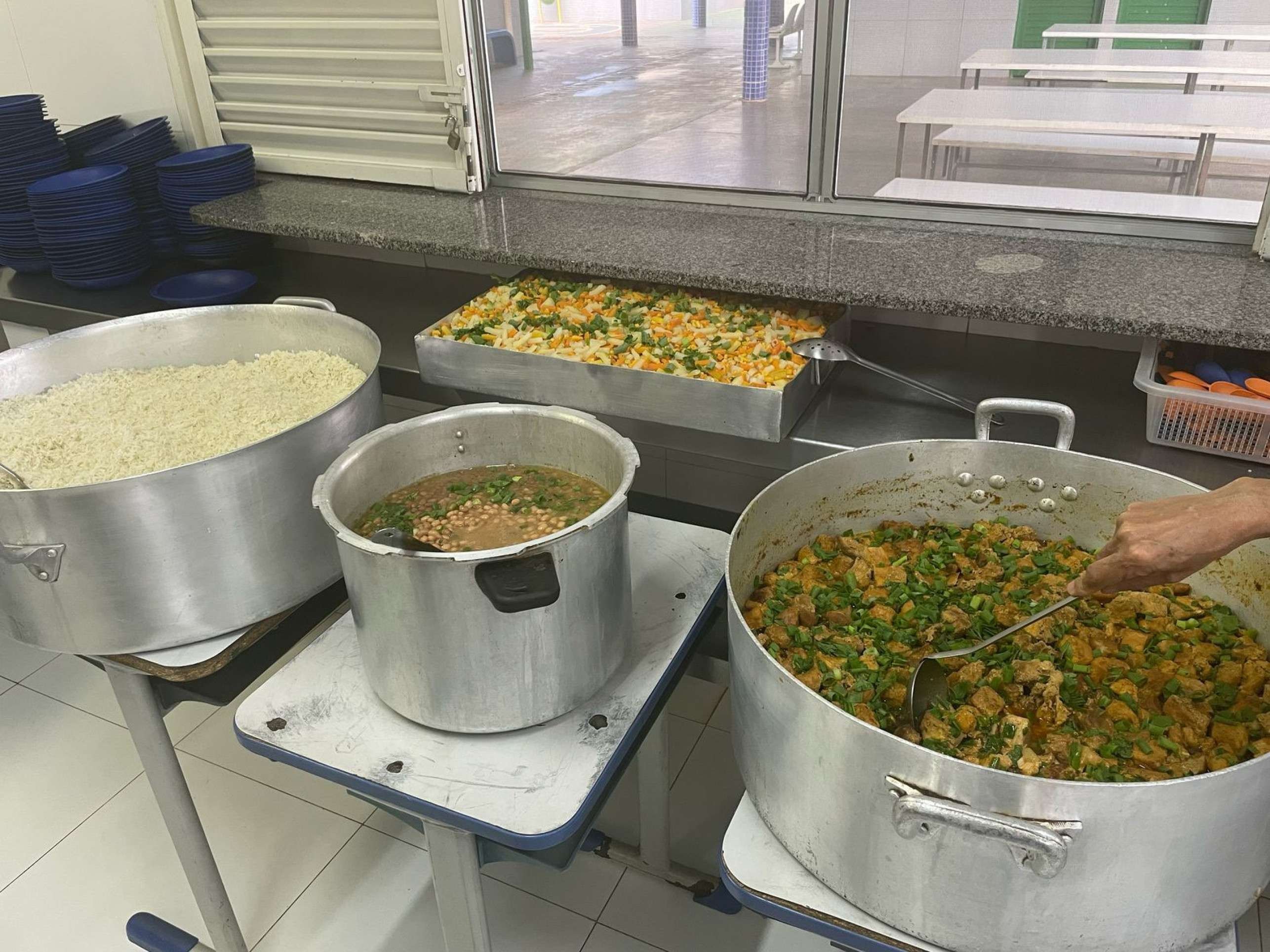 Alimentos preparados na cozinha dependem de sua regionalidade e sazonalidade para chegarem frescos aos pratos dos alunos